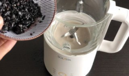 黑芝麻豆浆搭配衣服,时尚与健康同行